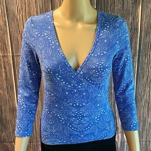 Energie size medium blue and white paisley pattern comfy stretch blouse